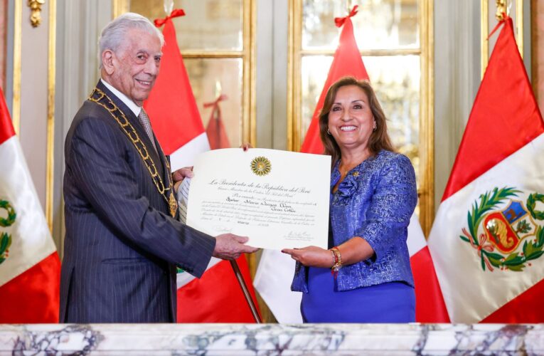 Vargas Llosa recibe condecoración como símbolo de gratitud en el Peru